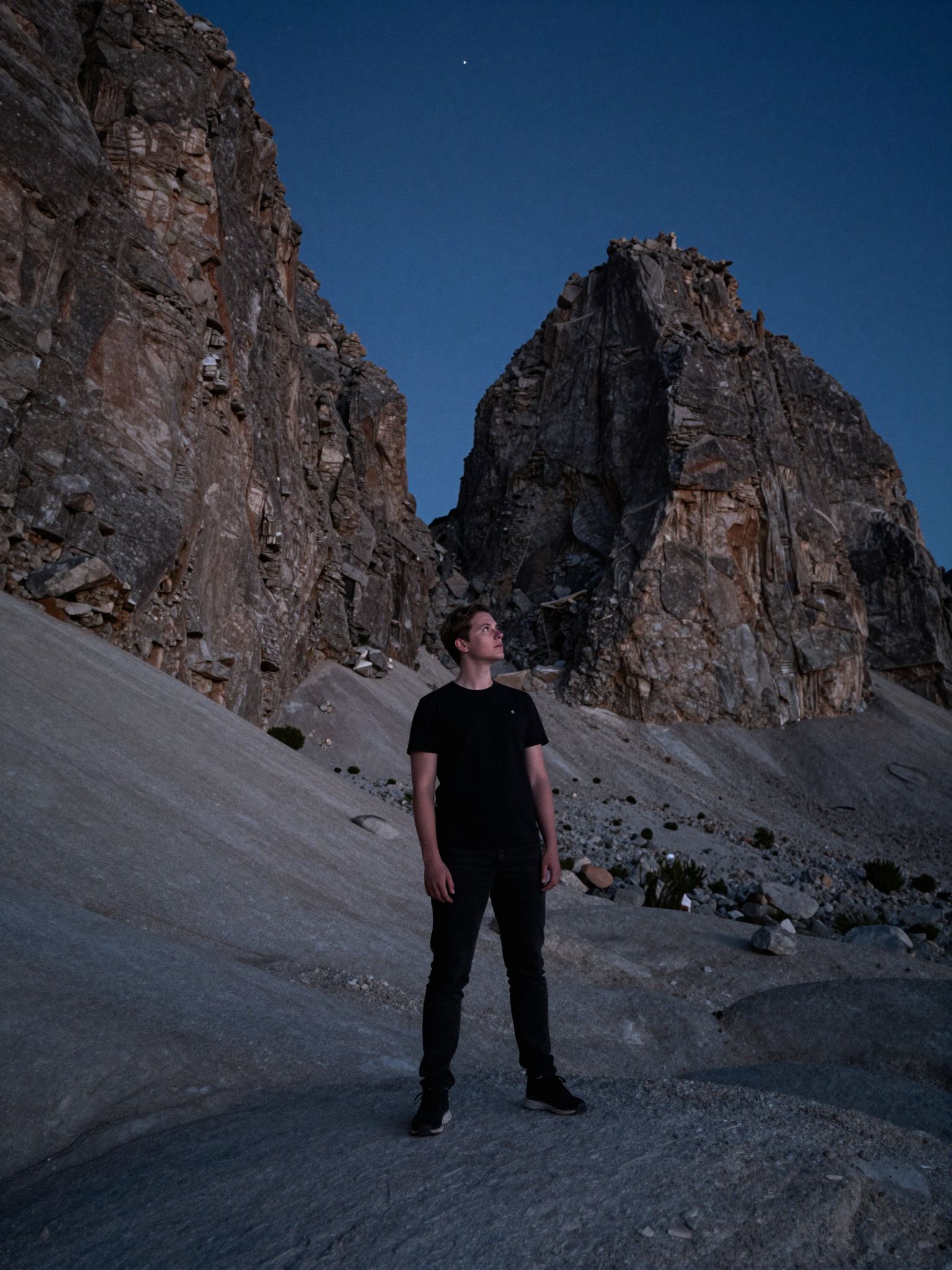 A nagy sziklák az álmokban titkos erőket rejtenek, amelyek védelmeznek minket és utunkat világítják meg.