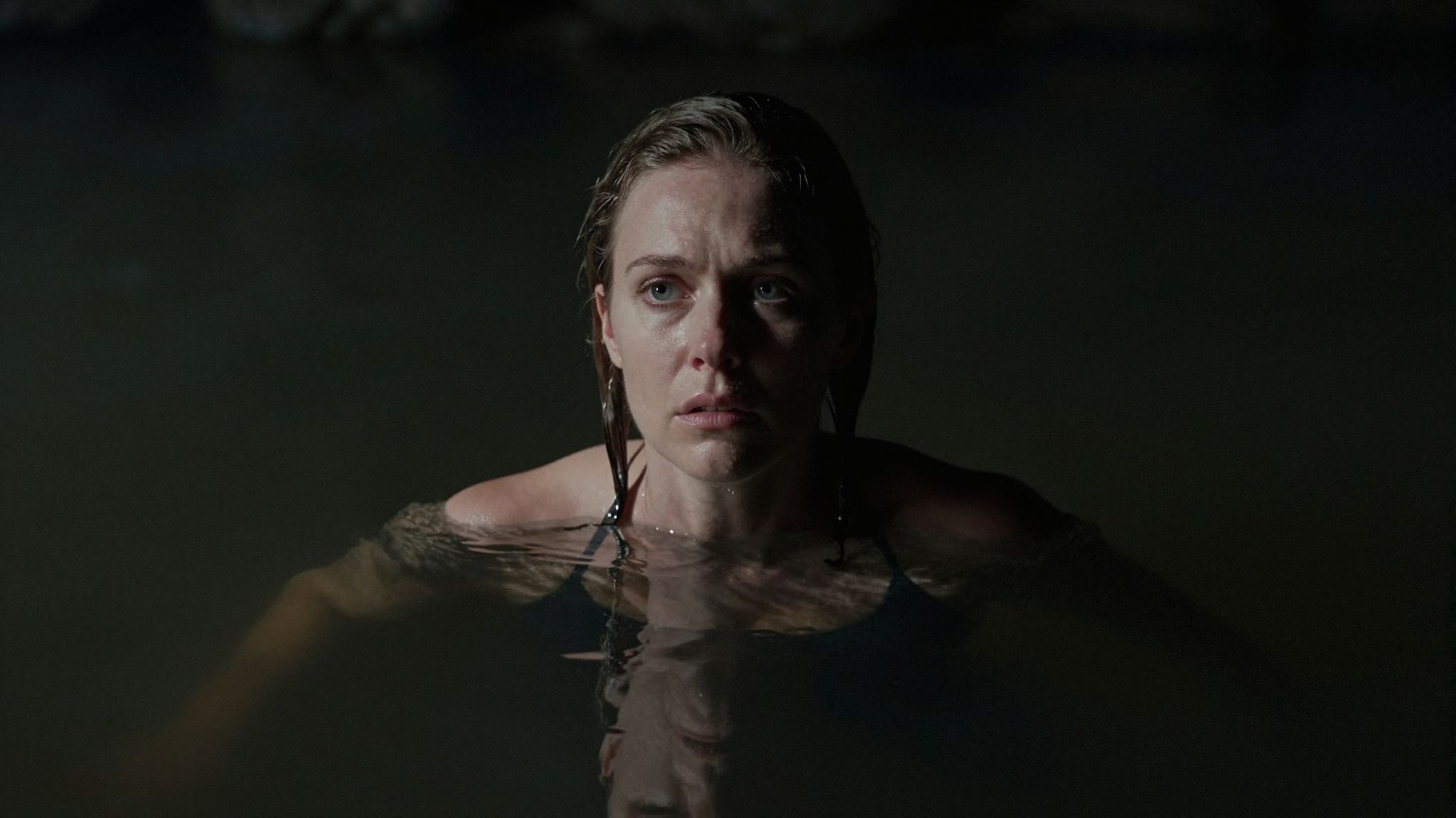 A mély árnyékok az álmainkban a tudatalatti félelmeink sötét tengerét tükrözik, mely rejtett titkokat őriz.