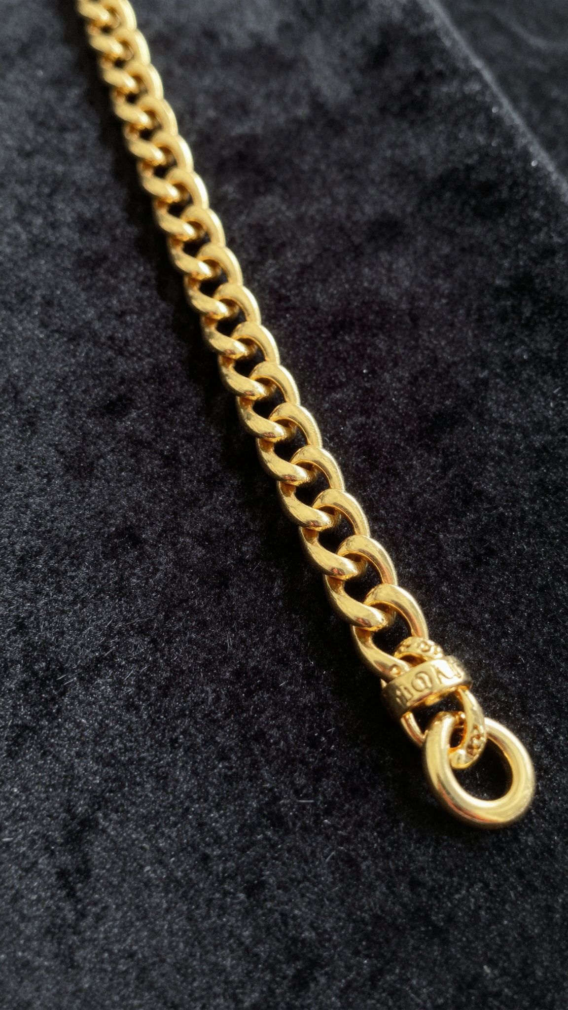 A vastag aranylánc álma a belső erő és az élet fonalának misztikus összekapcsolódását jelzi.