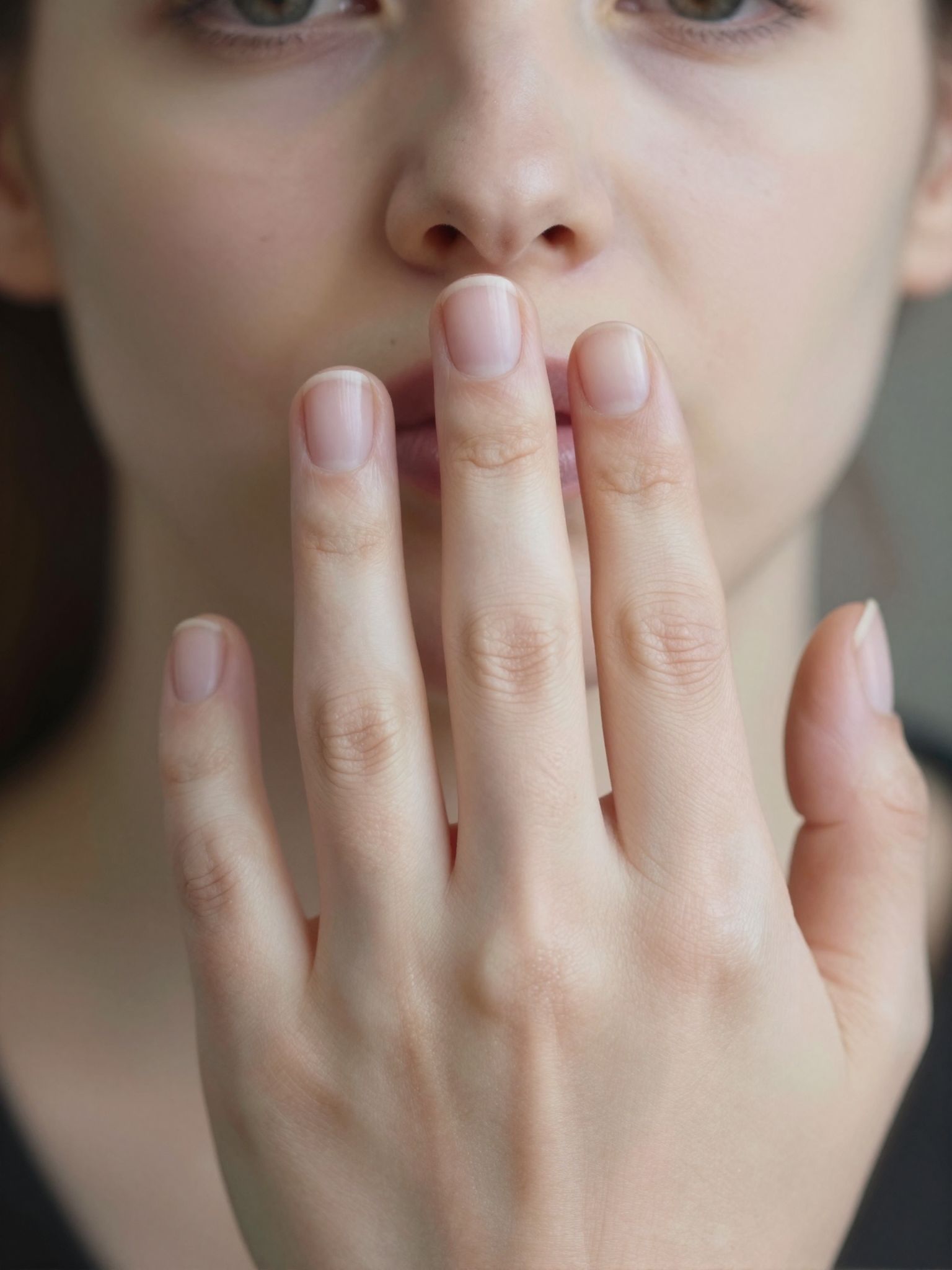 Az ujjbegy érzéketlensége álomban az elfojtott érzések titkos nyelve, mely elzárt társas kapcsolatok mélyéről szól.