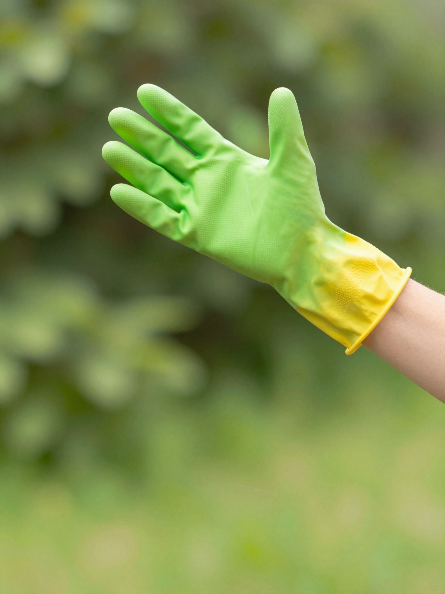 Az álom gumikesztyűkkel való dobálása a védekezés és az érzelmek szabadjára engedésének titokzatos táncát jelzi.