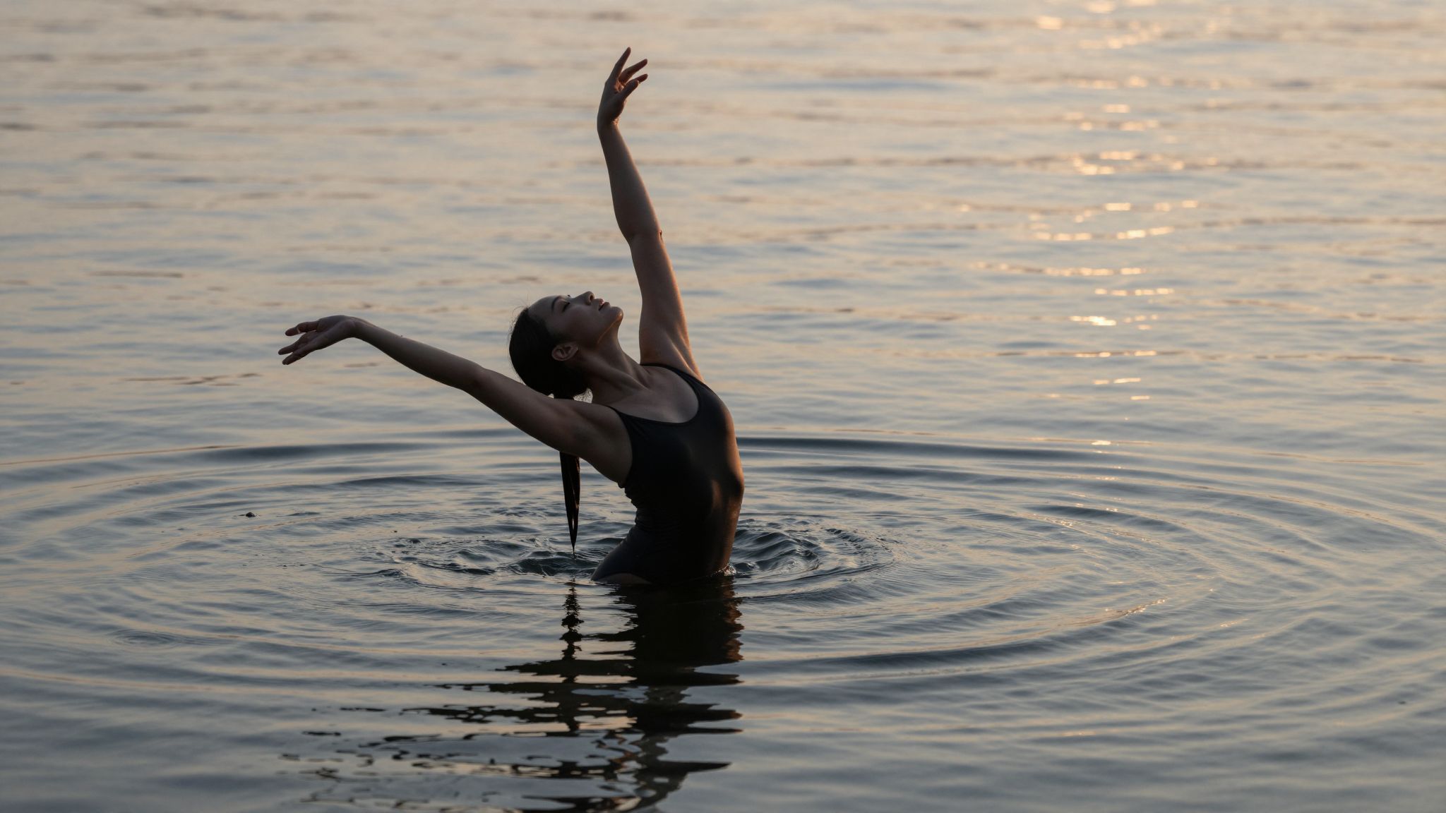 A vízben táncolni álmodni a lélek mély érzelmi áramlataival való harmonikus egységet szimbolizálja.