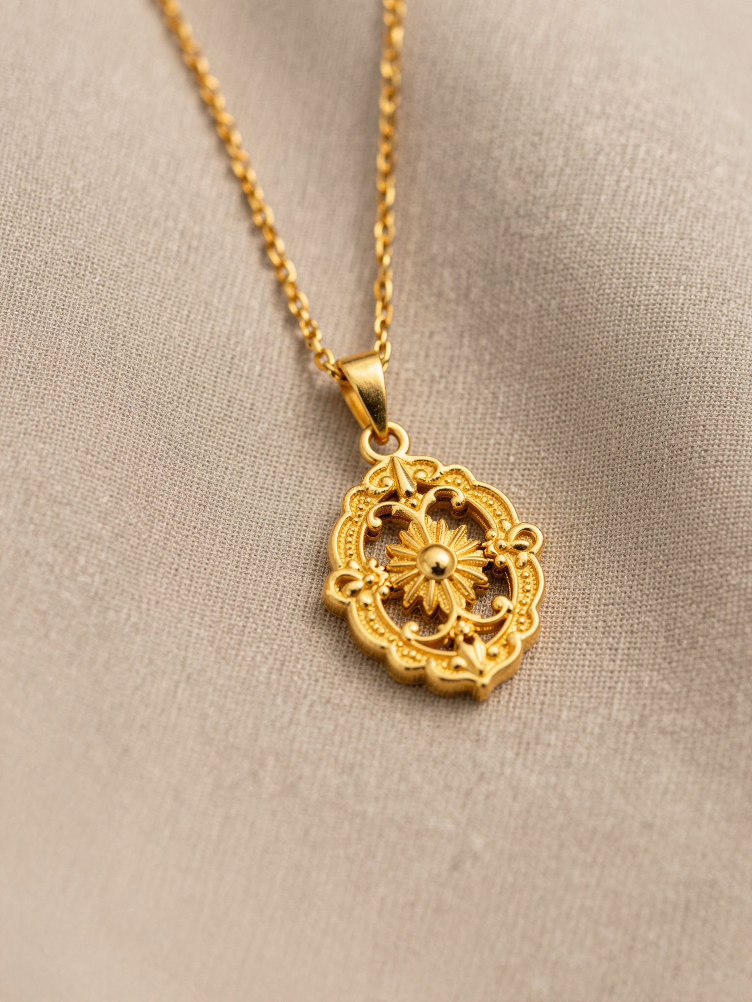 Az aranylánc medállal az álomban a rejtett vágyakat és személyes értékek mély titkait szimbolizálja.