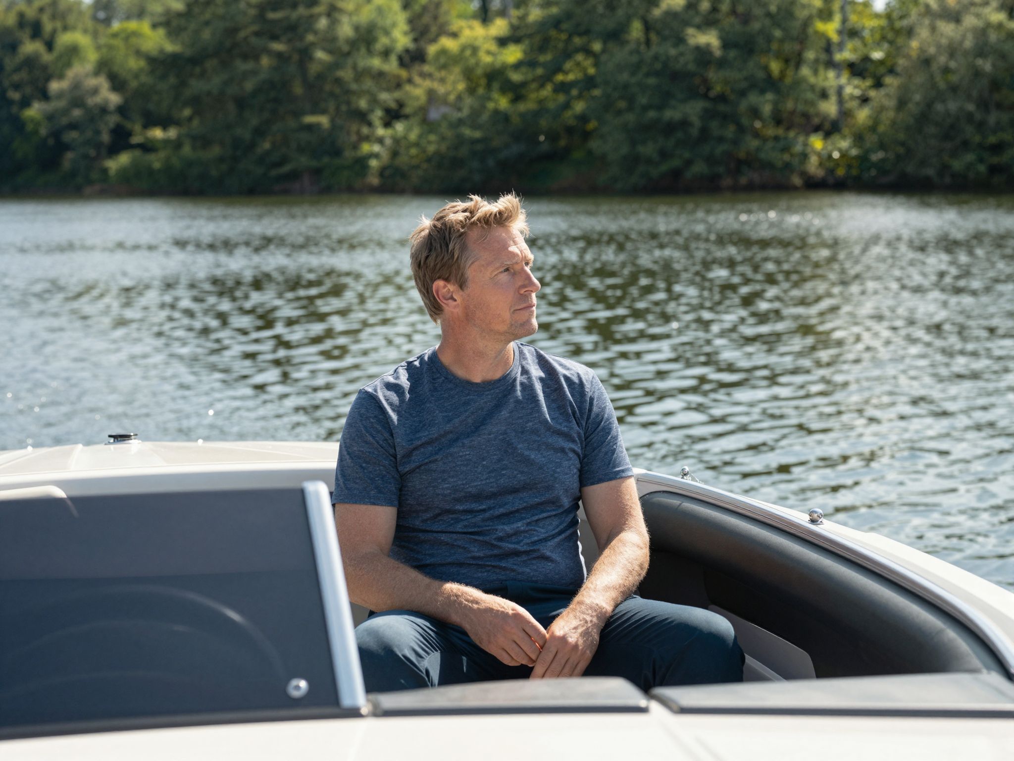 A motorcsónakban ülni álomban a szabadság és az érzelmek hullámain való szabad utazást szimbolizálja.