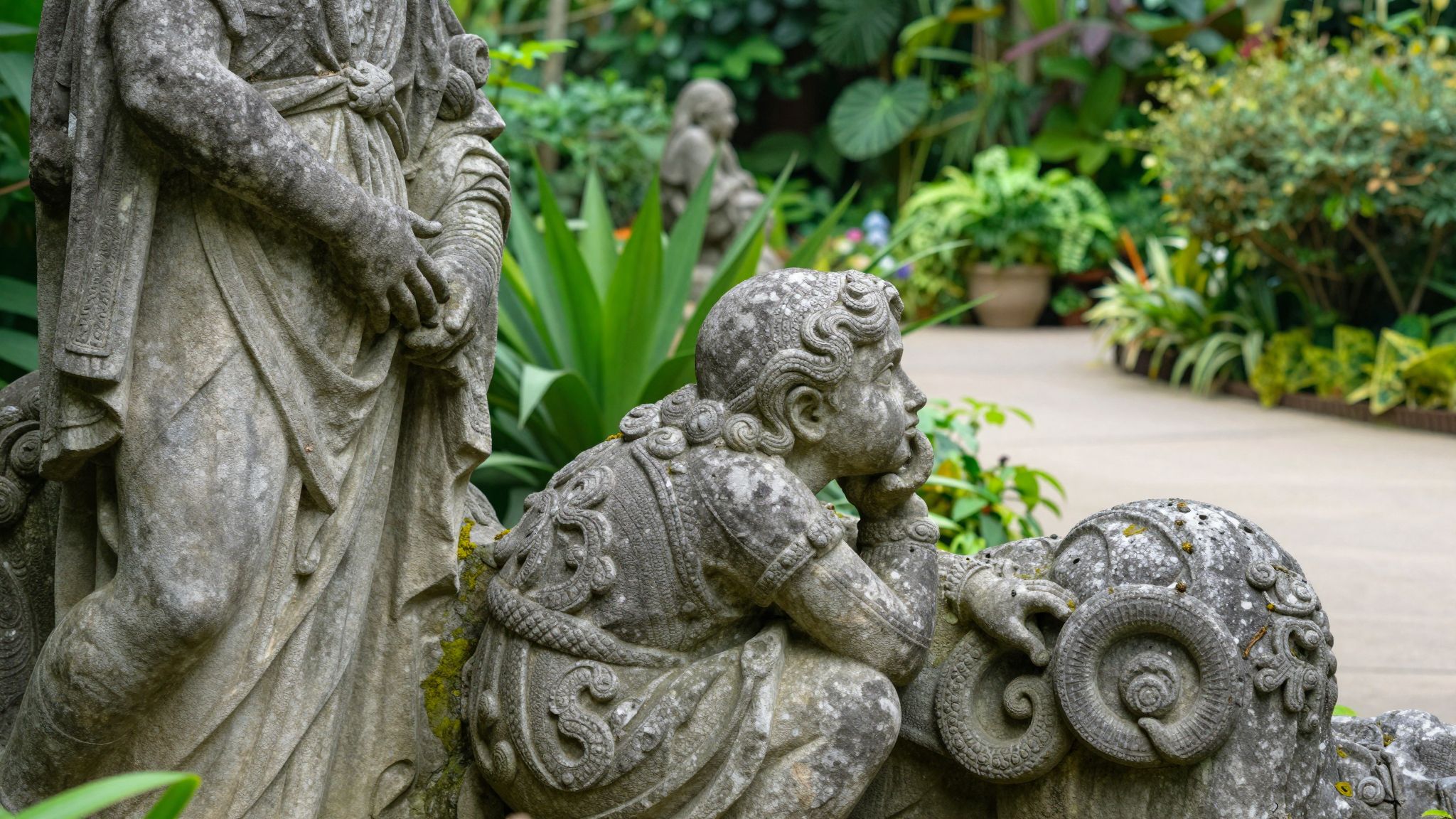 Az arborétumi szobrok titkos üzeneteket őriznek, melyek álmaid mélyebb titkait tárják fel csendesen.