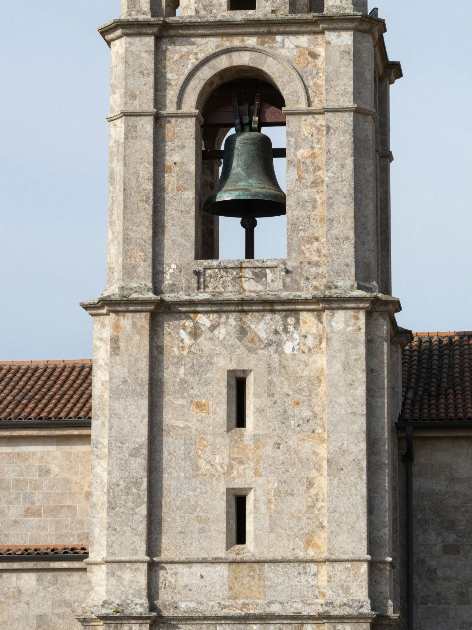 A toronyban lévő harang álmában a messzeség és az idő múlásának titokzatos üzenetével szól hozzád a lélek.