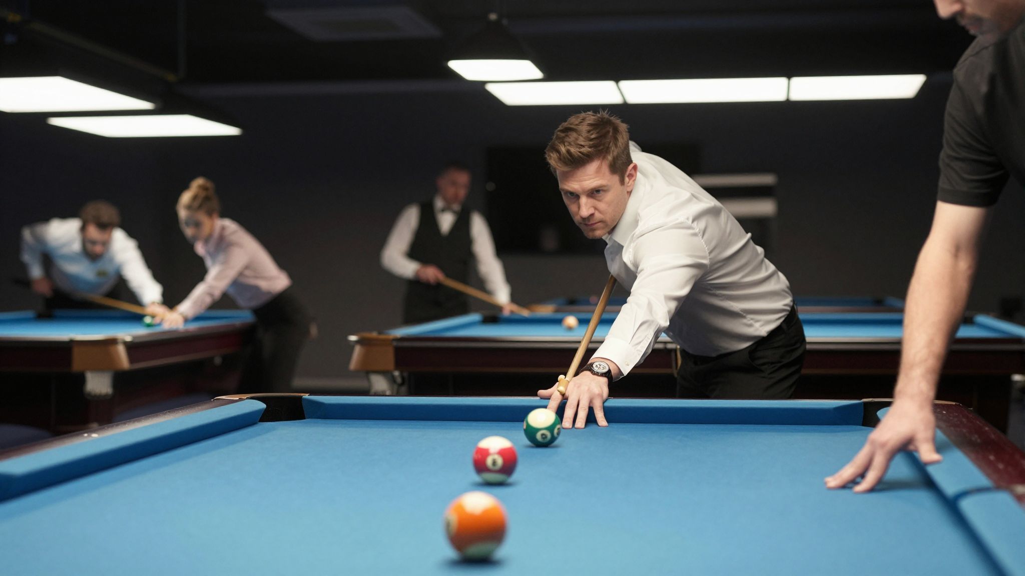 A lebegő golyók titokzatos üzeneteket hordoznak, melyek a rejtett vágyakat és lelki harmóniát szimbolizálják.