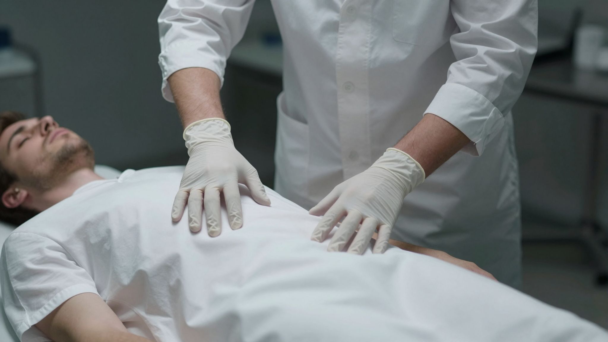 Álmomban a gumikesztyű védett a halál titkaitól, miközben a múlt sötét emlékével szembesültem.