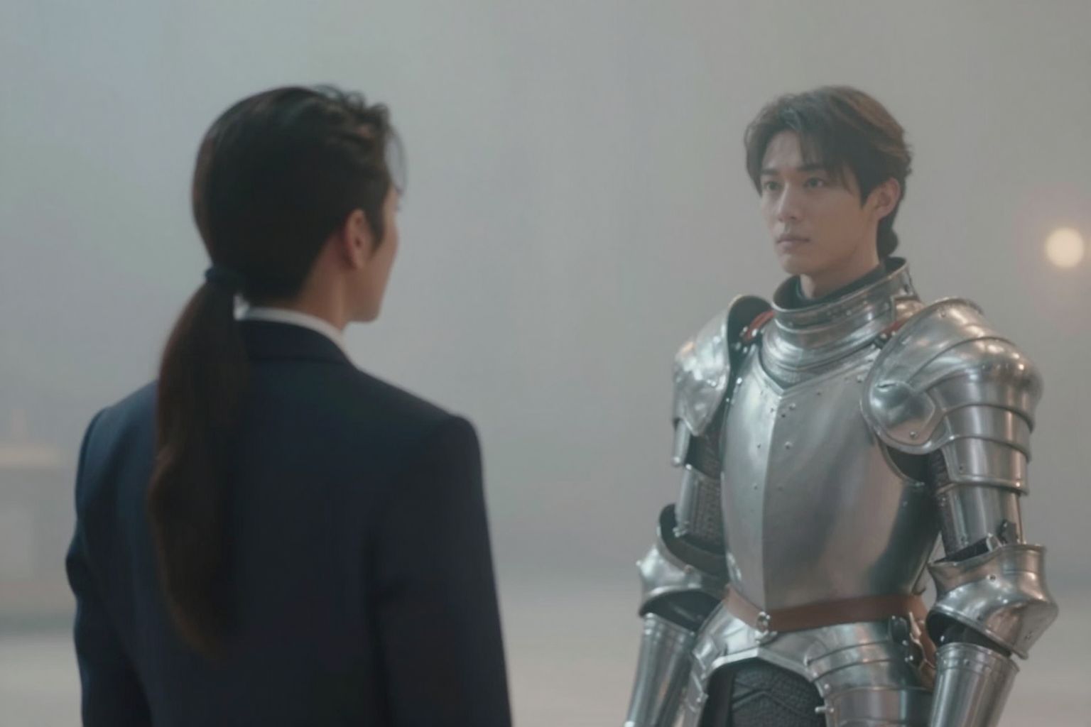 Álmodni valaki más páncéljáról azt jelzi, hogy idegen védelmet vagy rejtett erőt keresel lelkedben.