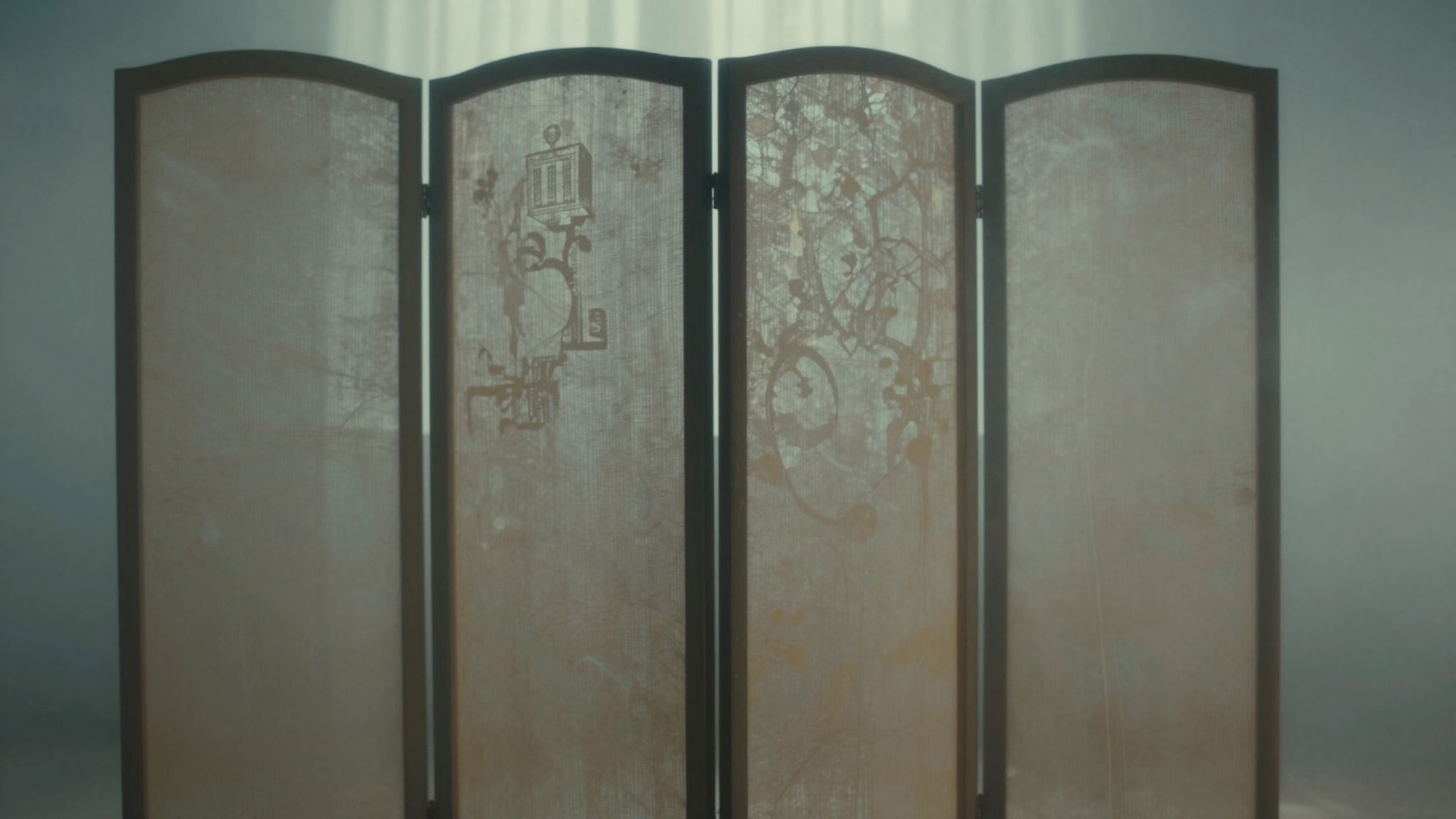 A régi, elhasználódott paraván álomban a múlt titkait rejti, és új lehetőségek kapuját nyitja meg előttünk.