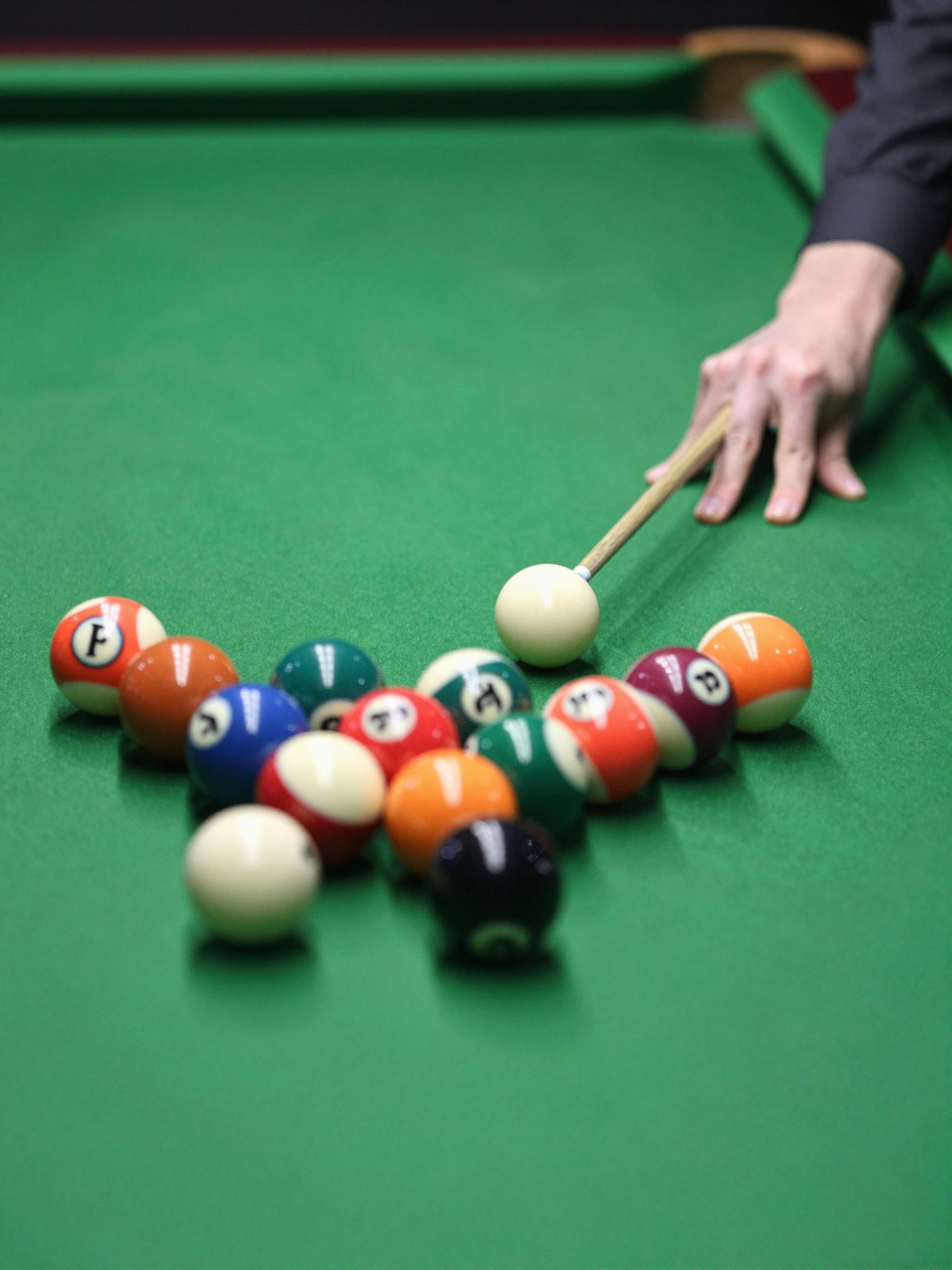 A golyók szétszóródása az álomban a váratlan változások és az élet rejtett energiáinak titokzatos táncát jelzi.