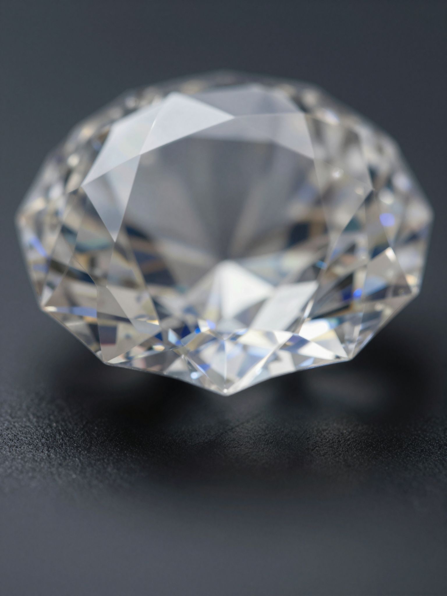 A hamis gyémánt álomban a látszat csalóka fényét rejti, titkokat és el nem ismert vágyakat jelezve.