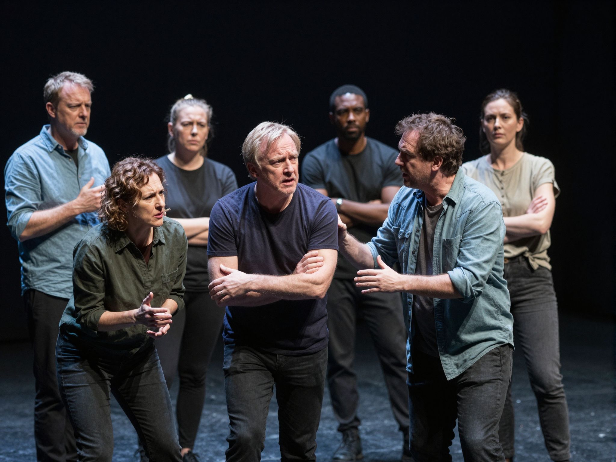 A színházi álmok mély érzelmi játszmákat tárnak fel, hol lélekharcaink titkos szerepei életre kelnek.