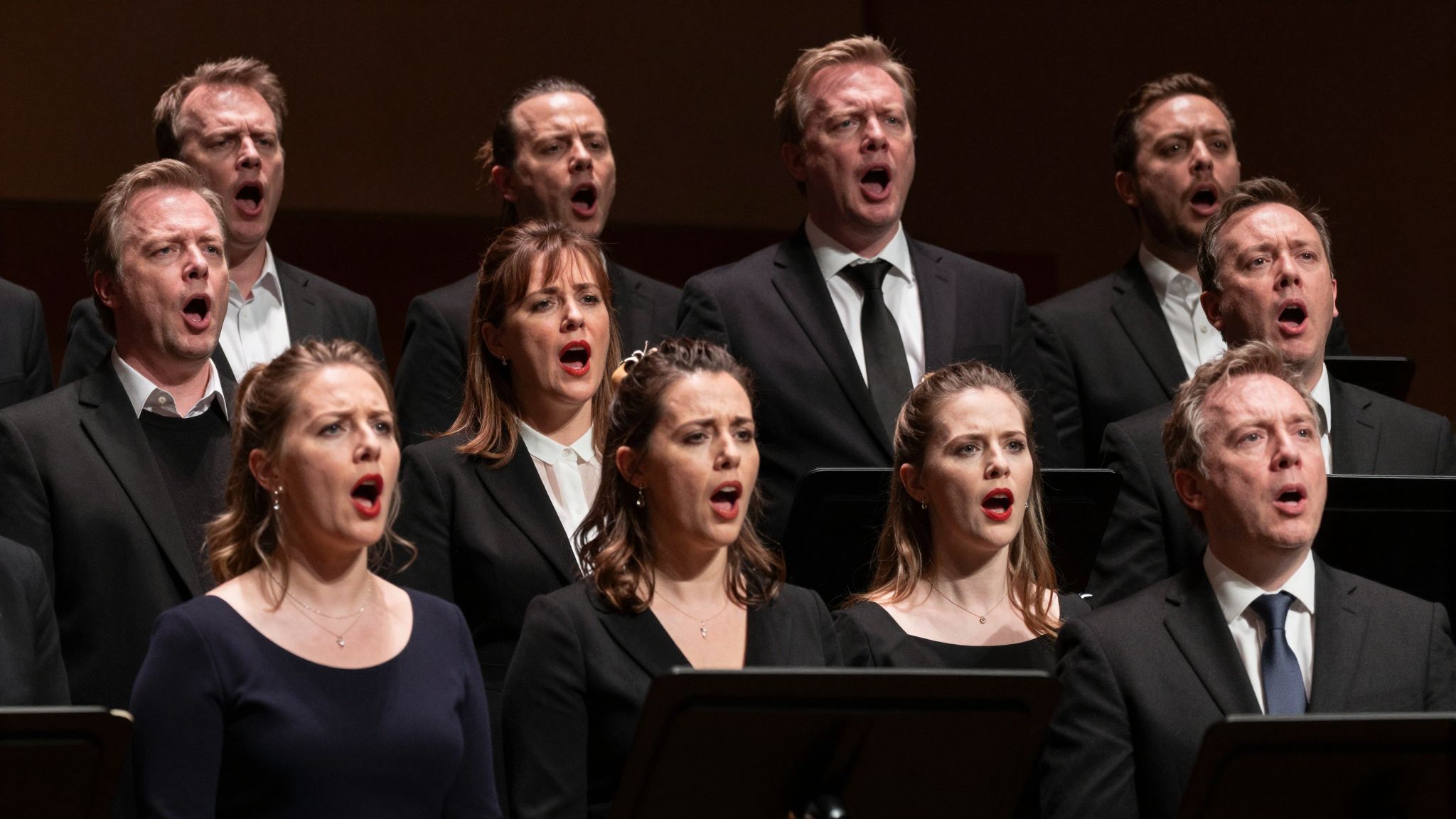 A diszharmonikus kórus álomban a lélek belső feszültségeit és elfojtott érzéseit tárja fel, figyelmeztetve a változás szükségességére.