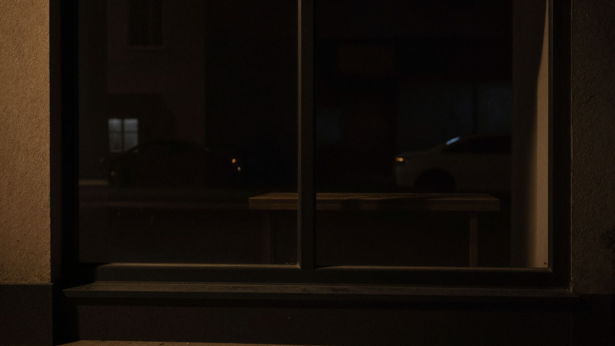 A sötét kirakat álma a rejtett vágyakat és az ismeretlen titkok mélyén lapuló belső félelmeket jelképezi.