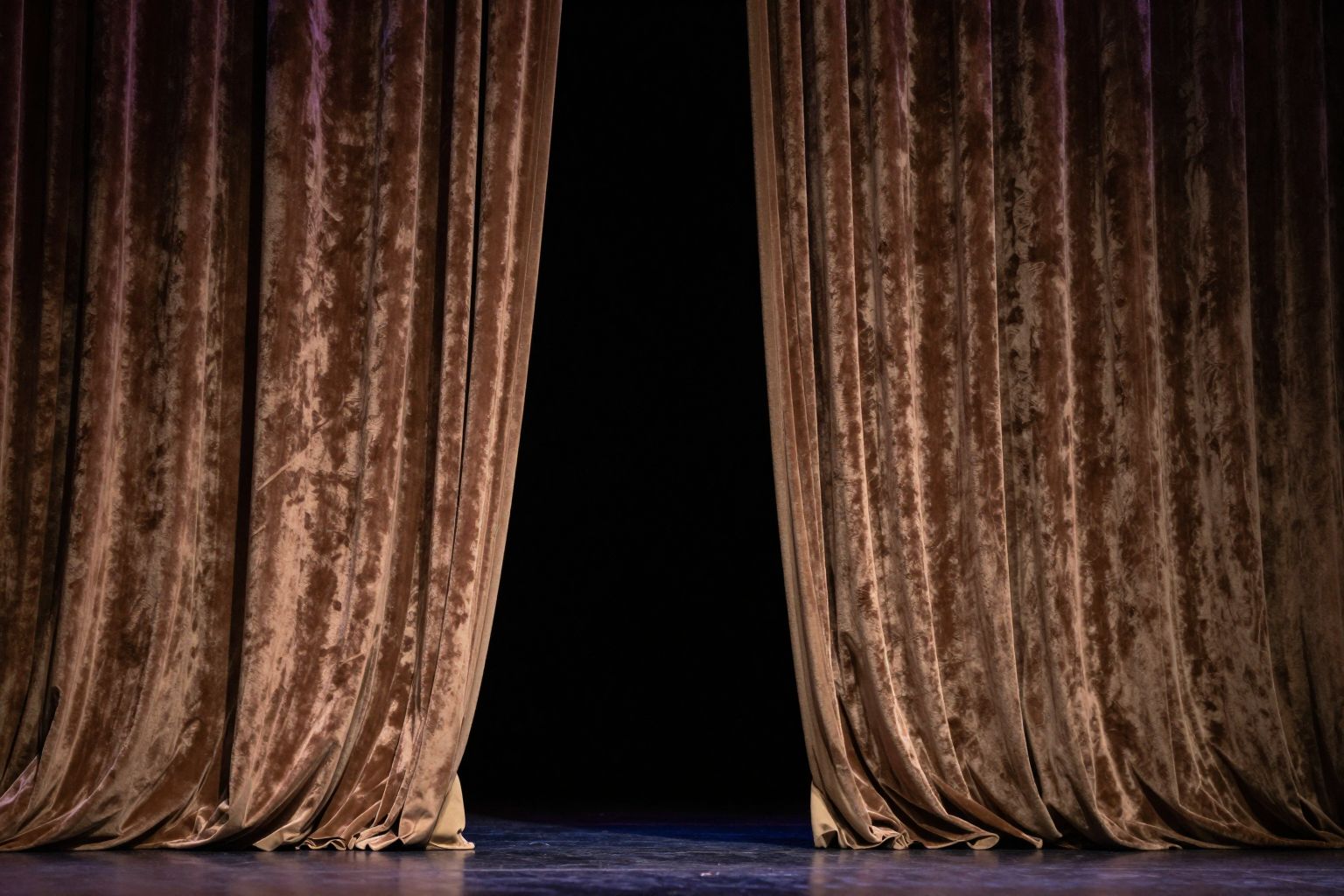 A függöny mögött rejtőzik az álmaid titka, mely új kezdeteket és mély belső átalakulást ígér.