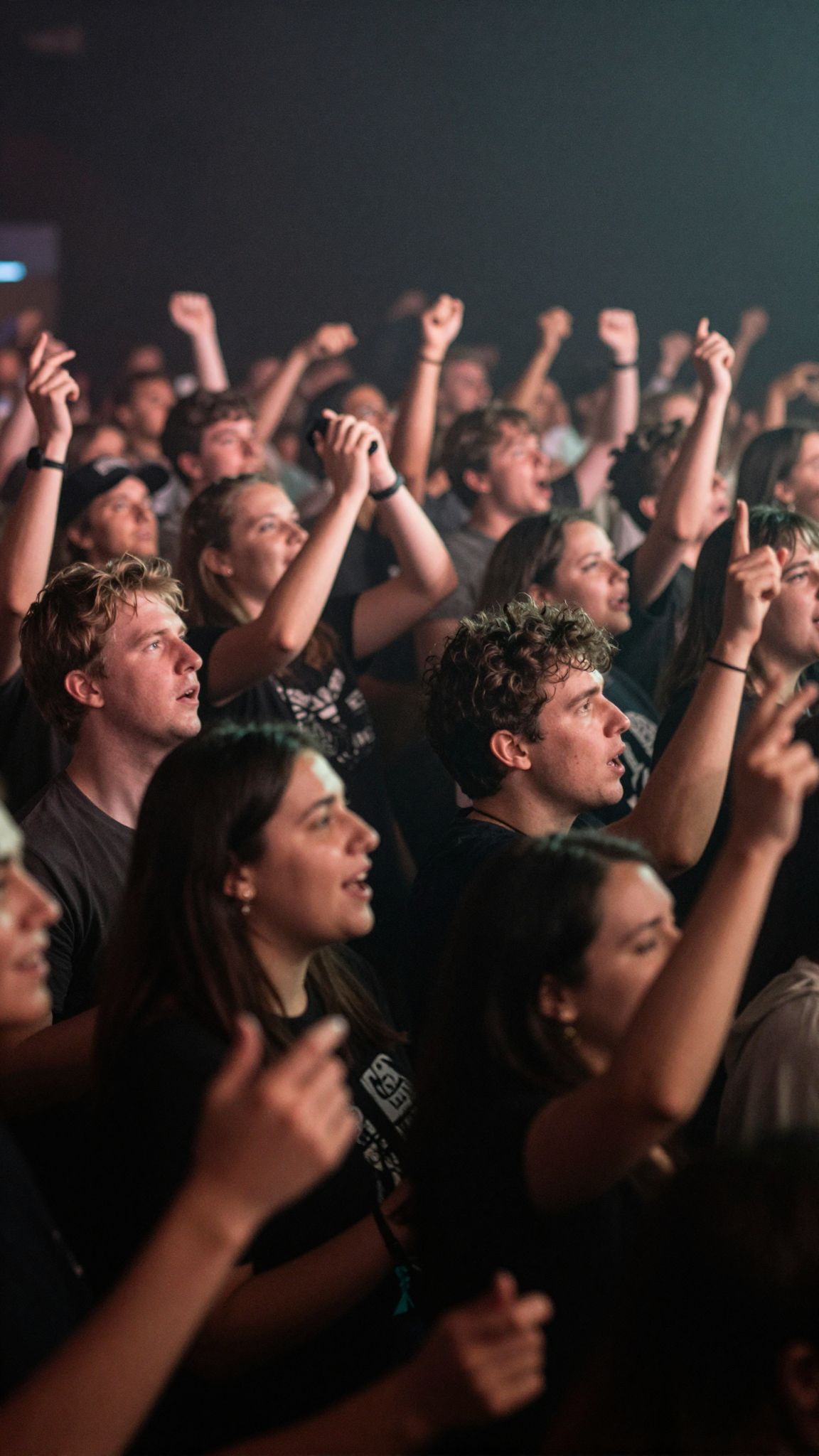 A koncerten hallott lövöldözés az álmokban a belső konfliktusok és elfojtott érzelmek robbanását szimbolizálja.