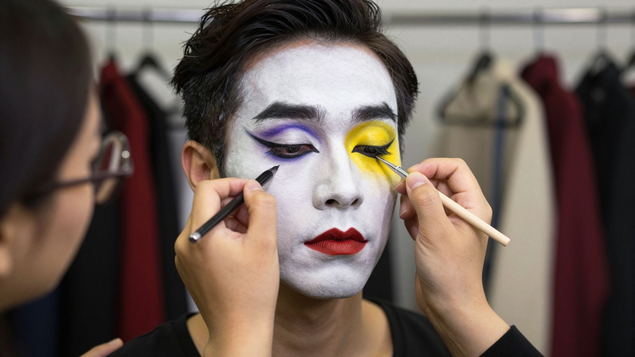 A smink álomban az álarc mögötti titkokról és belső átalakulásról mesél, rejtett vágyakat tárva fel.