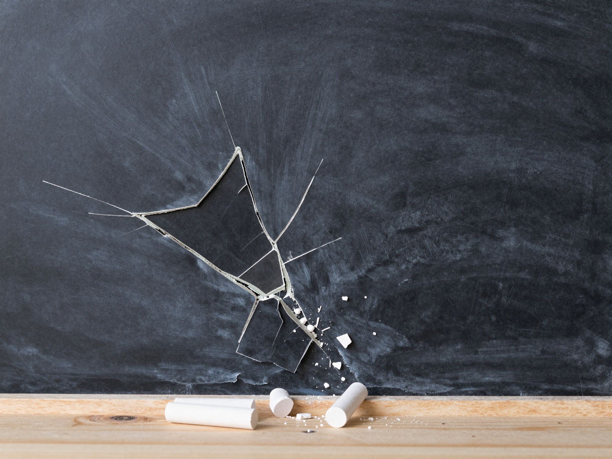 A törött tábla az álmokban a megtört üzenetek titkát rejtve szimbolizálja a belső bizonytalanságot és változást.