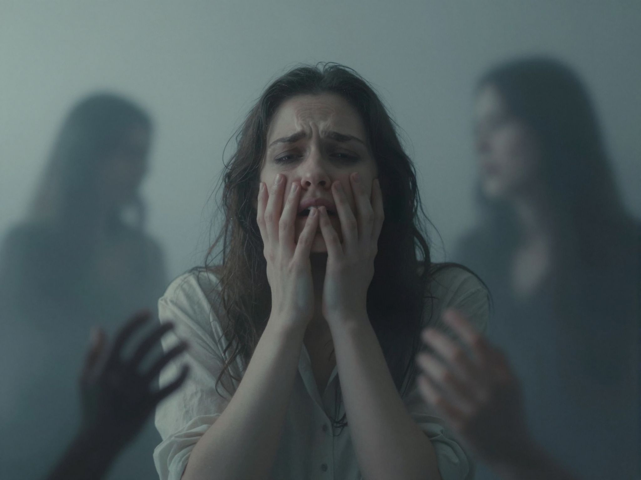 Az álombeli mérgezés szimbolikusan a belső félelmek és elfojtott érzések felszínre törését jelképezi, sötét titkokat fed fel.