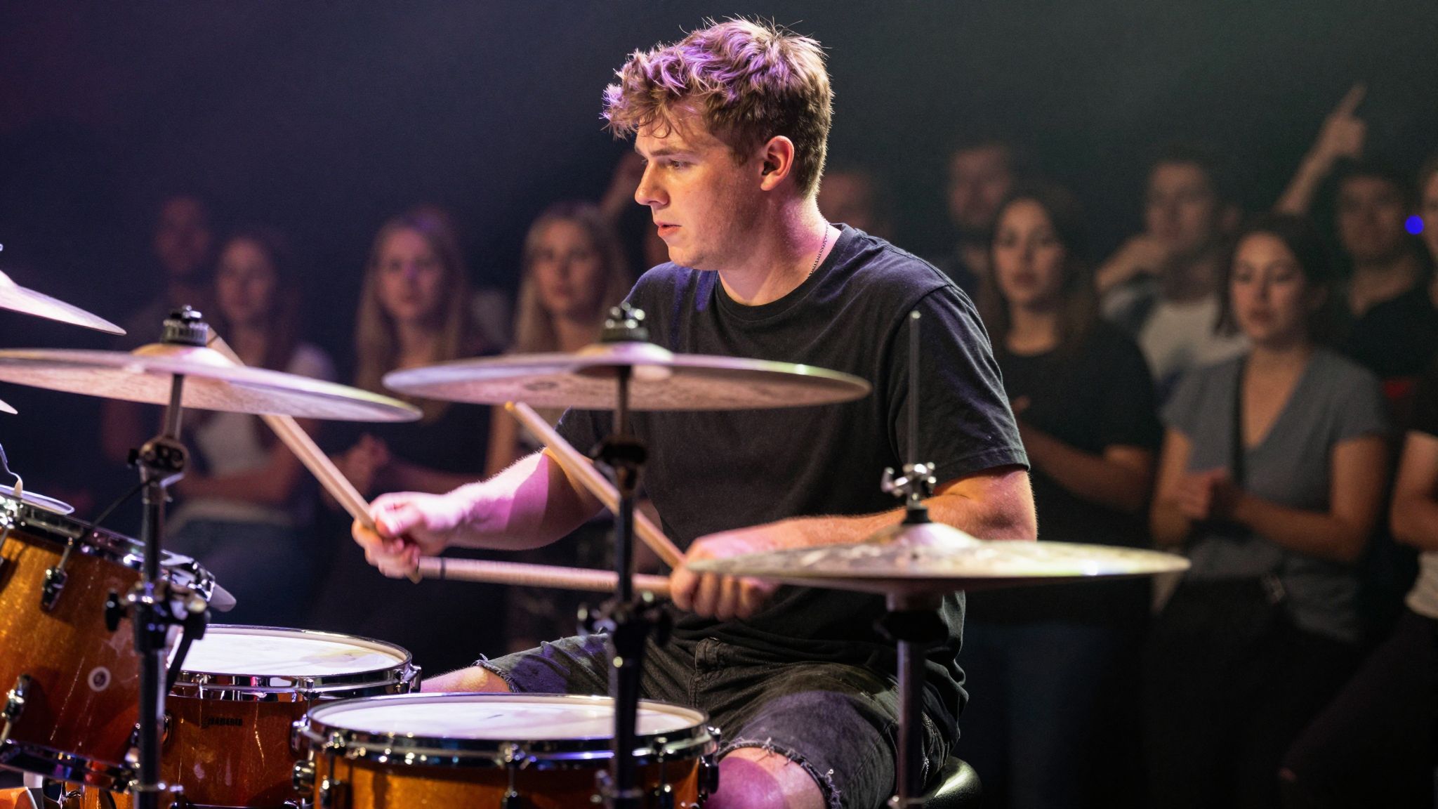 A koncerten dobogó szívvel a zene varázsát érezve álmaink ritmusára táncol a lélek.