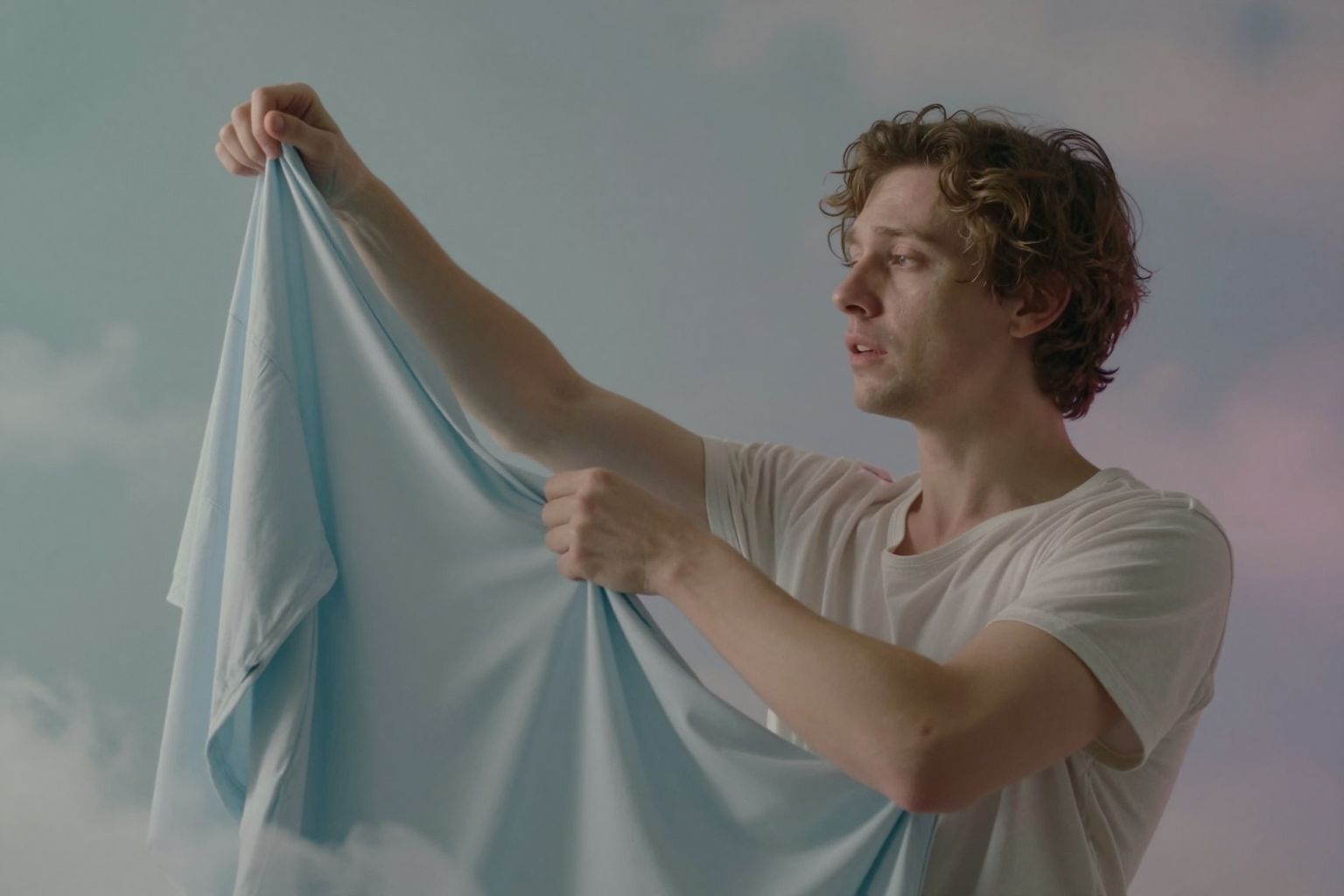 Álomban ruhát cserélni valakivel titkos vágyakat és rejtett kapcsolatokat felfedő, varázslatos átalakulás lehetősége.