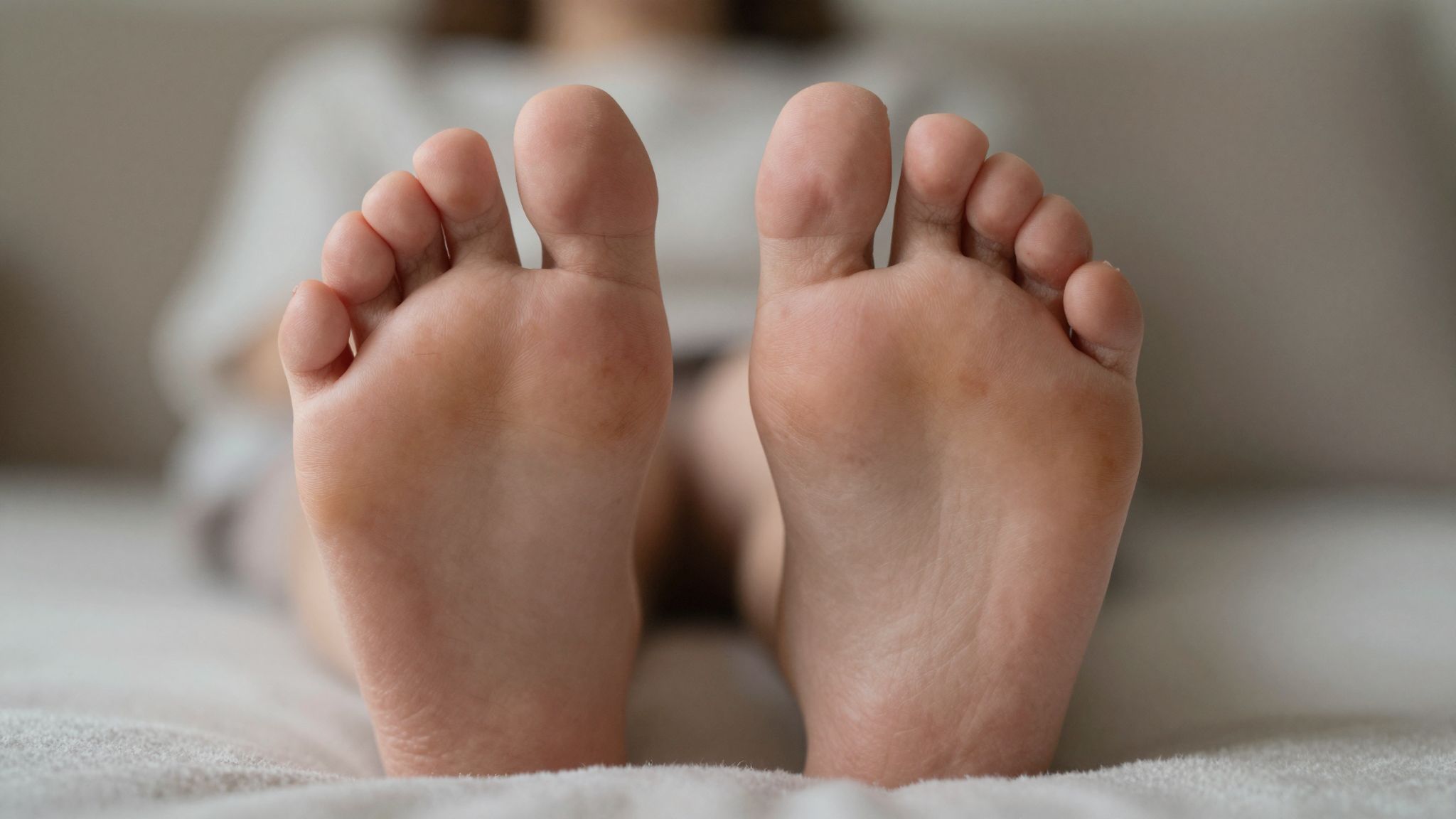 Az álomban megjelenő fájdalmas talpak a belső utazásaink nehézségeit és rejtett sebeket tükrözik.