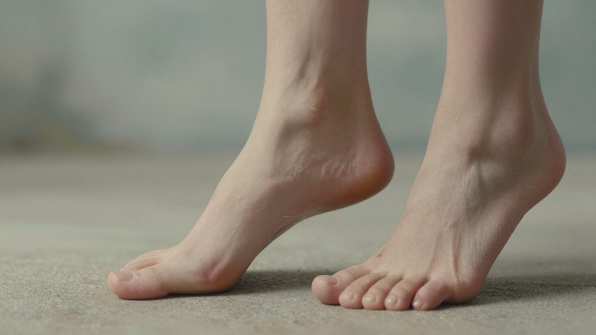 Álmainkban a furcsa talpak titkos utakat rejtenek, melyek a tudatalattink mélyén élnek, és minket vezetnek.