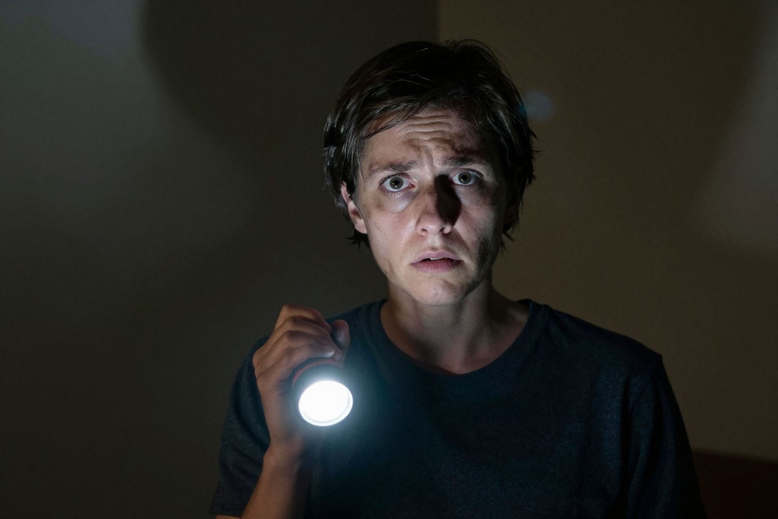 Az álombeli sötétség a félelem és vágy határvonalán táncol, titkokat rejtve, melyek felfedezésre várnak.