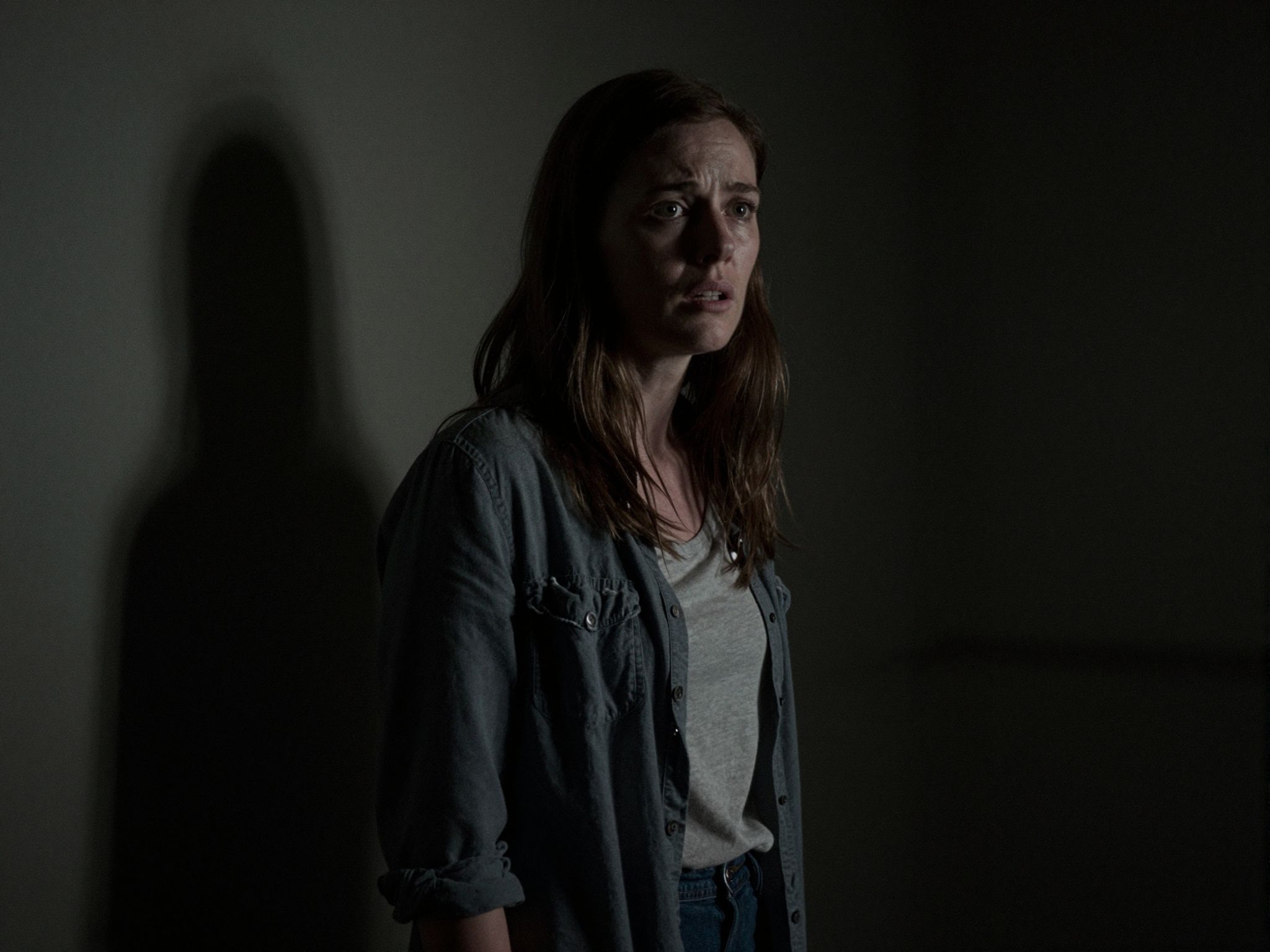 Margó szelleme, mint titokzatos árny, a legmélyebb félelmeinket életre kelti éjszakai álmainkban, rabul ejtve lelkünket.