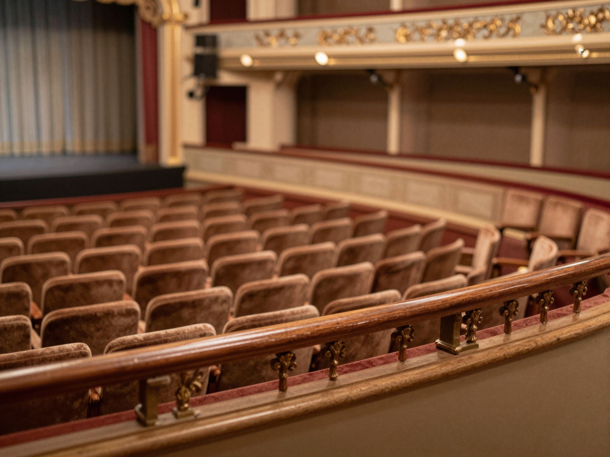 Az üres karzat titokzatos üressége az elvágyódás és a lehetőségek végtelen sorát rejti magában.